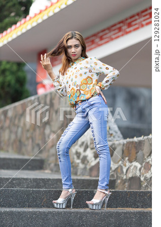 Chic Geometric Elegance 129281024
