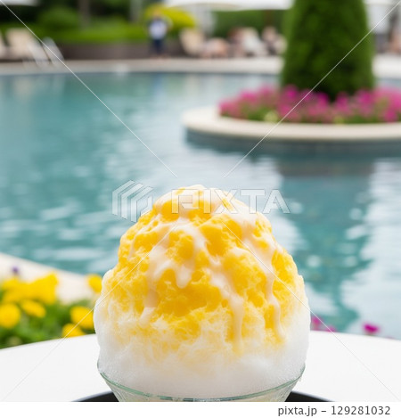 リゾート感あふれるホテルのプールサイドで楽しむパイナップル・マンゴー果汁たっぷりのかき氷 129281032
