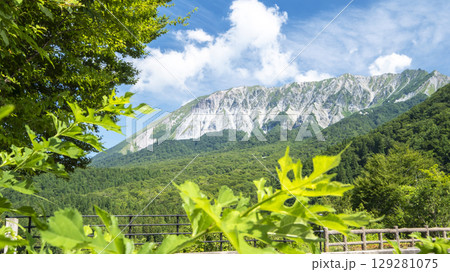 奥大山の新緑・初夏の風景（鍵掛峠付近） 129281075
