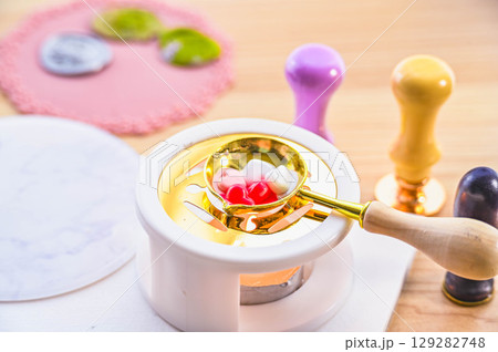 スプーンにシーリングワックスを入れて溶かす 129282748