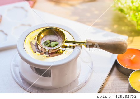 溶かしていくシーリングワックス 溶かしていくシーリングワックス 129282752