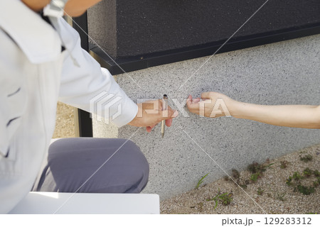 住宅基礎の状態を点検する専門業者 129283312