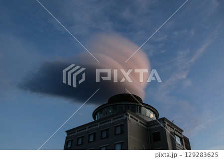 uhoのような吊り雲が避雷針に突き刺さる uhoのような吊り雲が避雷針に突き刺さる 129283625