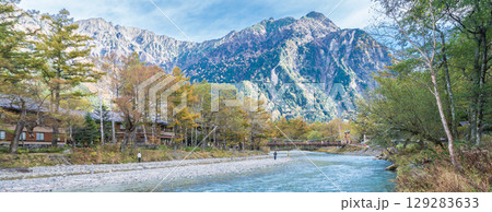 「長野県」紅葉に染まった秋の上高地の風景 129283633