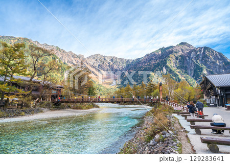「長野県」紅葉に染まった秋の上高地の風景 129283641