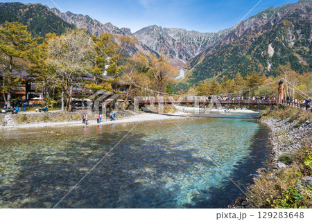 「長野県」紅葉に染まった秋の上高地の風景 129283648