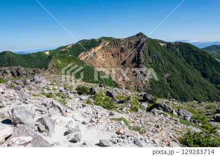 栃木県那須連山 茶臼岳登山道からの風景 129283714