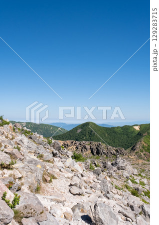 栃木県那須連山 茶臼岳登山道からの風景 129283715