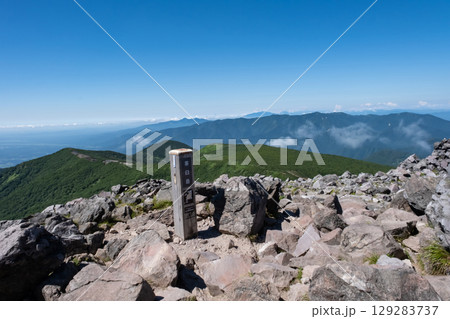 栃木県那須連山 茶臼岳山頂の風景 129283737