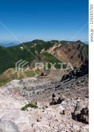 栃木県那須連山 茶臼岳火口付近から峰の茶屋避難小屋方面を見た風景 129283760