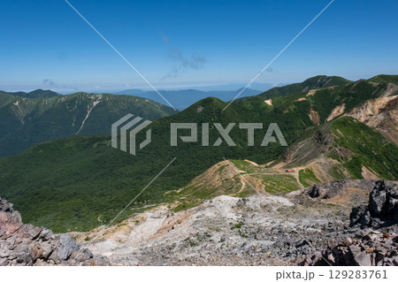 栃木県那須連山 茶臼岳火口付近から峰の茶屋避難小屋方面を見た風景 129283761