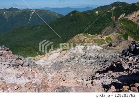栃木県那須連山 茶臼岳火口付近から峰の茶屋避難小屋方面を見た風景 129283762