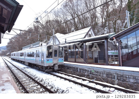 正月2日、日陰に雪が残るスイッチバックのJR篠ノ井線姨捨駅に下り長野行き普通列車E127系が入線する 正月2日、日陰に雪が残るスイッチバックのJR篠ノ井線姨捨駅に下り長野行き普通列車E127系が入線する 129283835