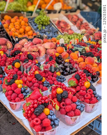 チェコの市場に並ぶカラフルなベリーの盛り合わせ｜ヨーロッパのマーケット風景 129283891