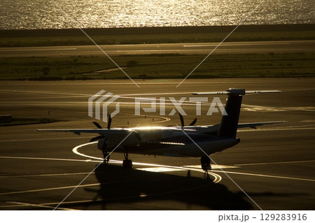 夕焼けのセントレアと飛行機のある風景 夕焼けのセントレアと飛行機のある風景 129283916