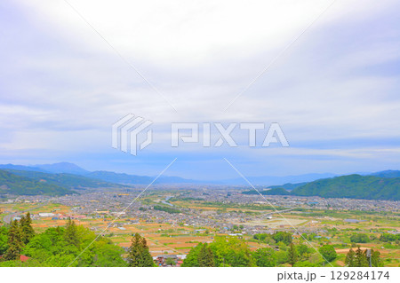 長野県長野市、姨捨駅から見た長野盆地の風景 129284174