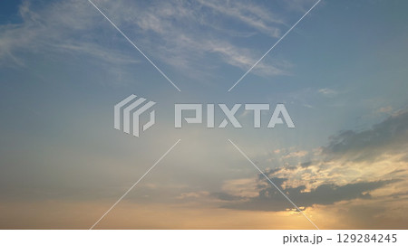 夕日に染まる雲 129284245
