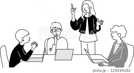 ノートパソコンを開いてミーティングをする男女 ノートパソコンを開いてミーティングをする男女 129284282