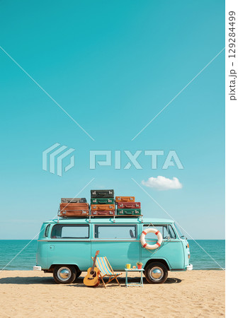 海辺に止められた荷物を積み込んだ水色のバン。広い空と砂浜。 129284499