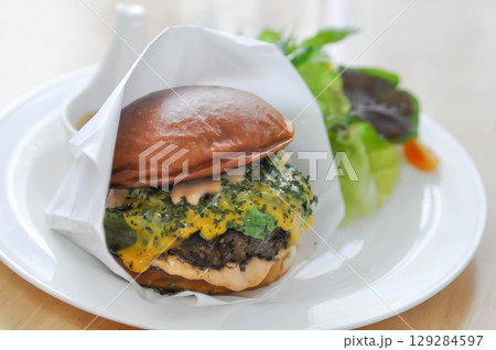 burger or beef burger or hamburger , cheese burger or beef and cheese burger and salad burger or beef burger or hamburger , cheese burger or beef and cheese burger and salad 129284597