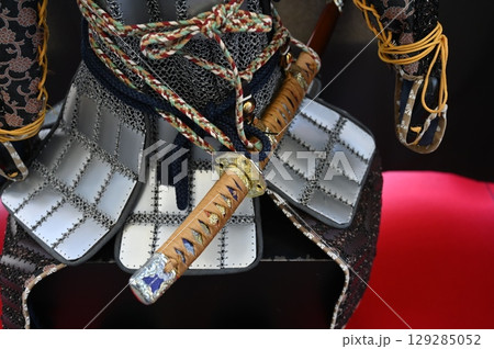 武士の鎧と刀の帯刀 129285052