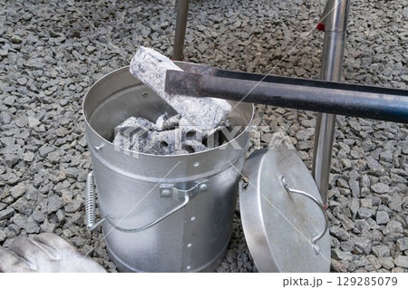 炭壺に入った炭 129285079
