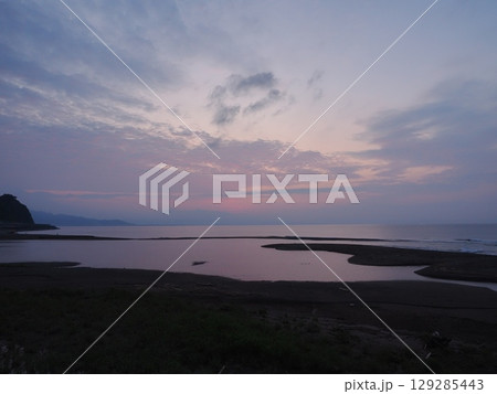潮の香りのする朝焼けの海 潮の香りのする朝焼けの海 129285443
