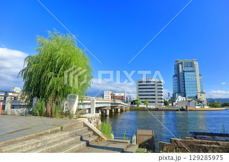 【島根県】快晴の松江の電信発祥の地と松江大橋 129285975