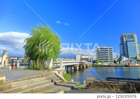 【島根県】快晴の松江の電信発祥の地と松江大橋 129285976