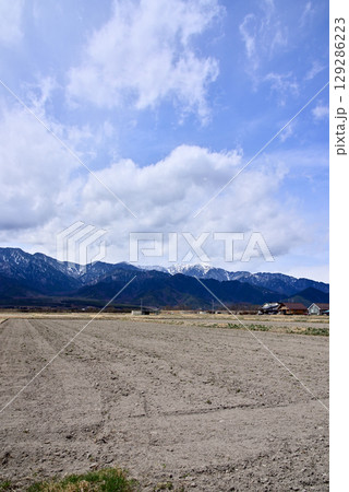 安曇野風景、雲に覆われた北アルプスの山々 安曇野風景、雲に覆われた北アルプスの山々 129286223