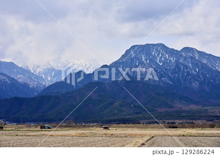 安曇野風景、雲に覆われた北アルプスの山々 安曇野風景、雲に覆われた北アルプスの山々 129286224