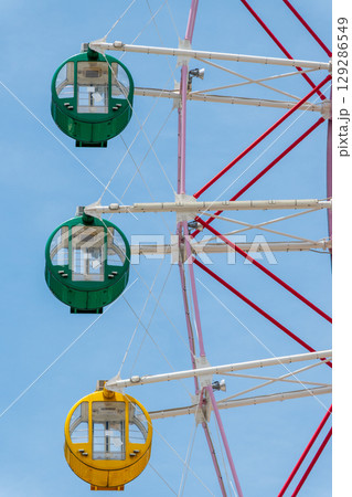 カラフルな観覧車　大阪・りんくうエリア 129286549