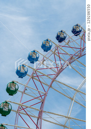 カラフルな観覧車　大阪・りんくうエリア 129286550