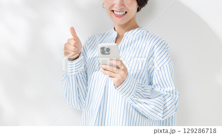スマホを持つ女性 129286718