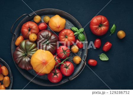 Assortment of ripe tomatoes varieties. 129286752