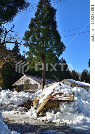 雪で倒壊した家屋 雪で倒壊した家屋 129286861