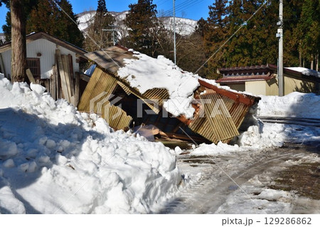 雪で倒壊した家屋 129286862