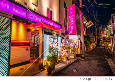 日本の東京都市景観 鶯谷駅前のホテル街などを望む 129287015