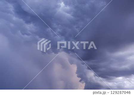 嵐の前触れ、雷雲が近づく11 129287046