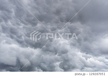 嵐の前触れ、雷雲が近づく16 嵐の前触れ、雷雲が近づく16 129287051