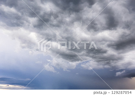 嵐の前触れ、雷雲が近づく19 129287054