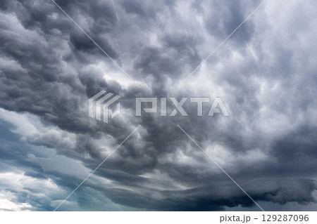 嵐の前触れ、雷雲が近づく23 嵐の前触れ、雷雲が近づく23 129287096