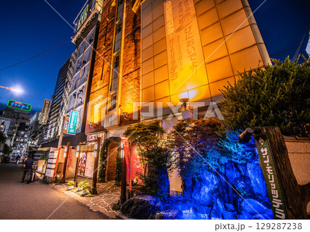 日本の東京都市景観 鶯谷駅前のホテル街などを望む 129287238