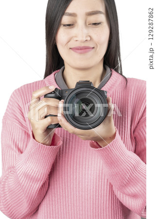 Woman Holding Black Mirrorless Camera Front View (Isolated) Woman Holding Black Mirrorless Camera Front View (Isolated) 129287862