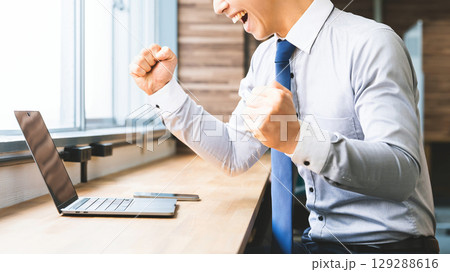 ガッツポーズをする笑顔の男性ビジネスマン 129288616