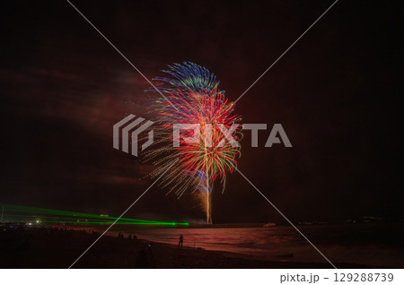 夏の夜空に咲く大輪の花 夏の夜空に咲く大輪の花 129288739