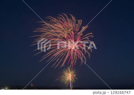 夏の夜空に咲く大輪の花 129288747