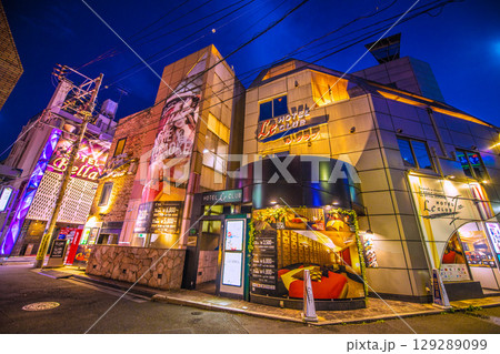 日本の東京都市景観 鶯谷駅前のホテル街などを望む 日本の東京都市景観 鶯谷駅前のホテル街などを望む 129289099