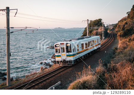 夕方の田舎を走る肥薩おれんじ鉄道 夕方の田舎を走る肥薩おれんじ鉄道 129289110