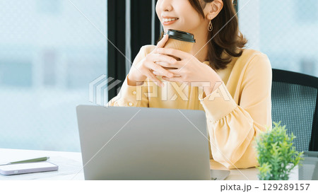 デスクワークをする女性・ビジネスウーマン 129289157